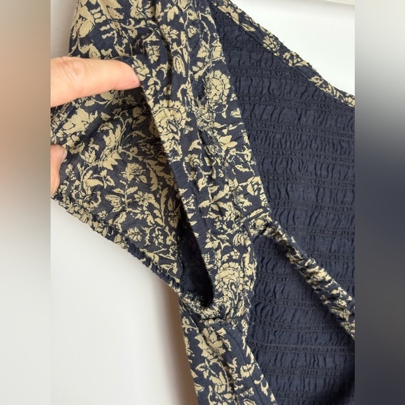 Elegant Black and Gold Women's Dress - Picture 12 of 14